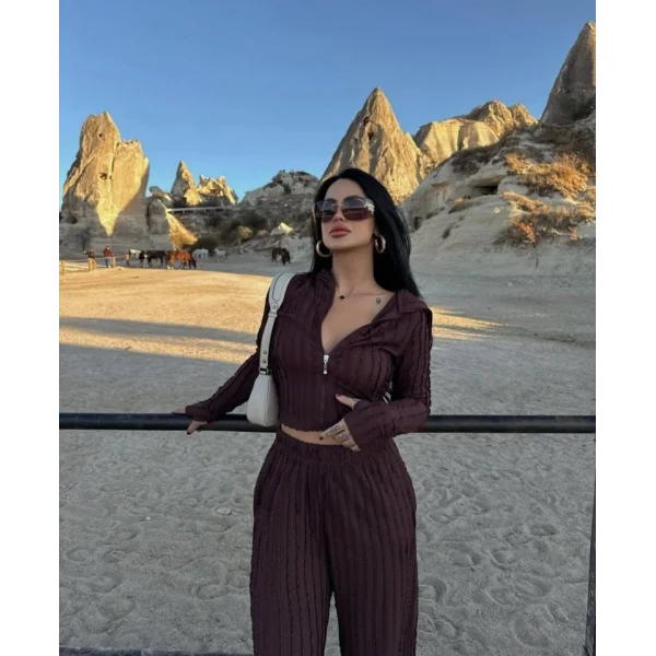 Kadın Uzun Kollu Parmak Geçme Ve Fermuar Detay Kısa Ceket Ve İspanyol Paça Pantolon Ikili Takim