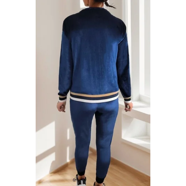 Kadın Uzun Kollu V Yaka Yakası Ve Kol Ağzı şerit Detay Armalı Kadife Takım