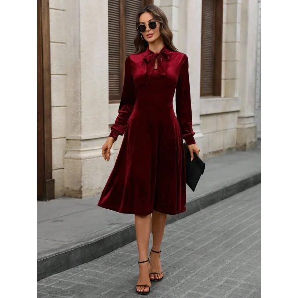 Kadın Uzun Kollu Yakadan Fiyonklu Cepli Midi Kadife Elbise