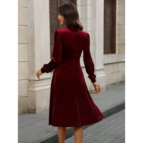 Kadın Uzun Kollu Yakadan Fiyonklu Cepli Midi Kadife Elbise