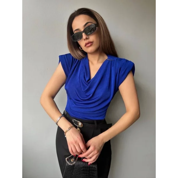 Kadın V Yaka Vatka Detay Kolsuz Dökümlü Bluz