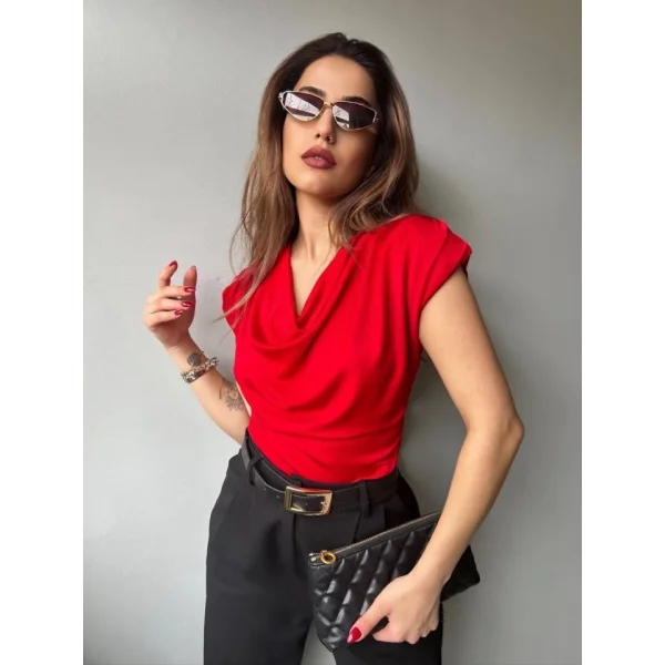 Kadın V Yaka Vatka Detay Kolsuz Dökümlü Bluz