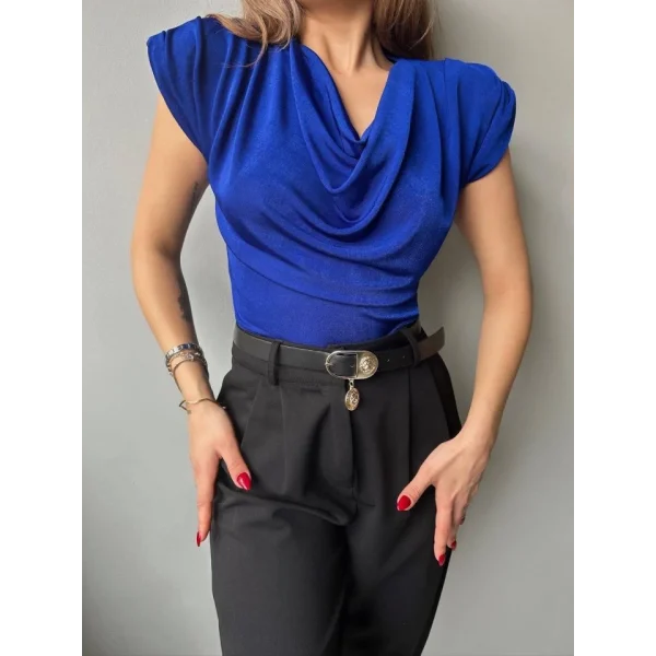 Kadın V Yaka Vatka Detay Kolsuz Dökümlü Bluz