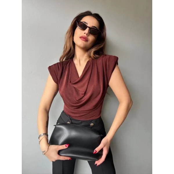 Kadın V Yaka Vatka Detay Kolsuz Dökümlü Bluz