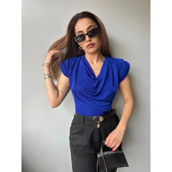 Kadın V Yaka Vatka Detay Kolsuz Dökümlü Bluz