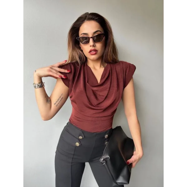 Kadın V Yaka Vatka Detay Kolsuz Dökümlü Bluz