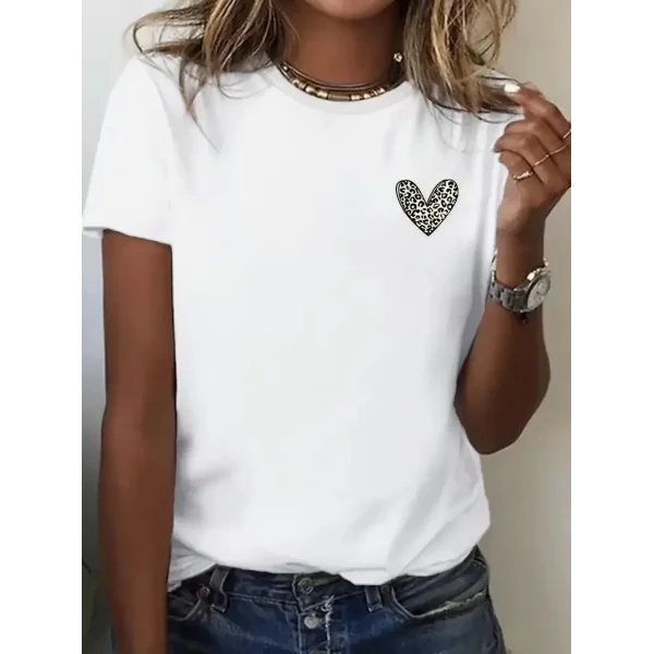 Kadınlar için Şık Leopar Kalp Baskılı Günlük Tişört - Büyük Beden, Makinede Yıkanabilir, Sevgililer Günü & Günlük Kıyafetler için Mükemmel- Beyaz