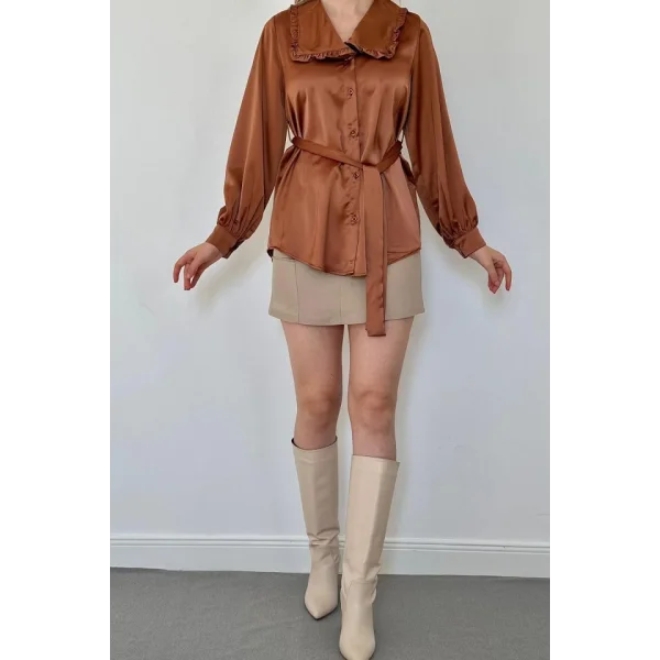 Kahverengi Yakası Fırfırlı Kuşaklı Saten Gömlek