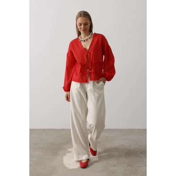 Kalp Detaylı Bağlamalı Brode Bluz - Kırmızı