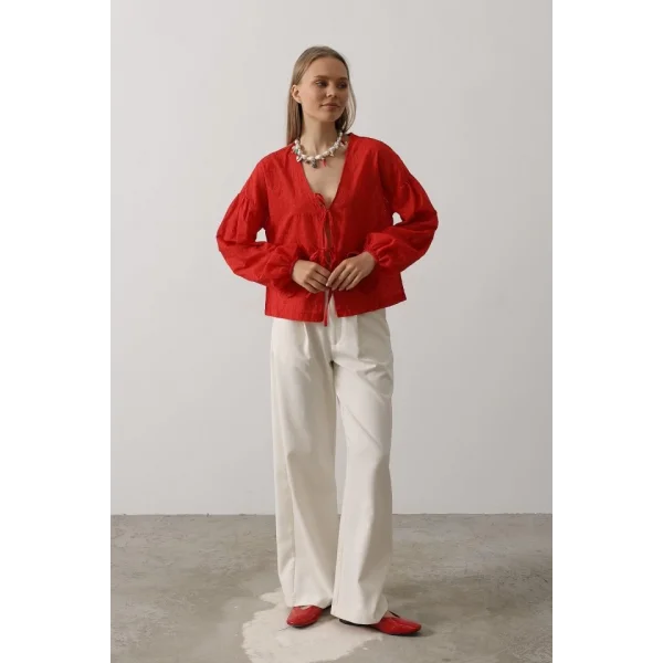 Kalp Detaylı Bağlamalı Brode Bluz - Kırmızı