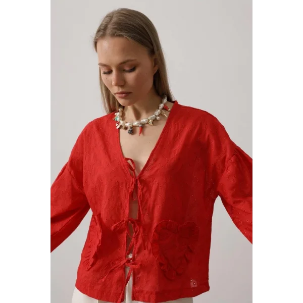 Kalp Detaylı Bağlamalı Brode Bluz - Kırmızı
