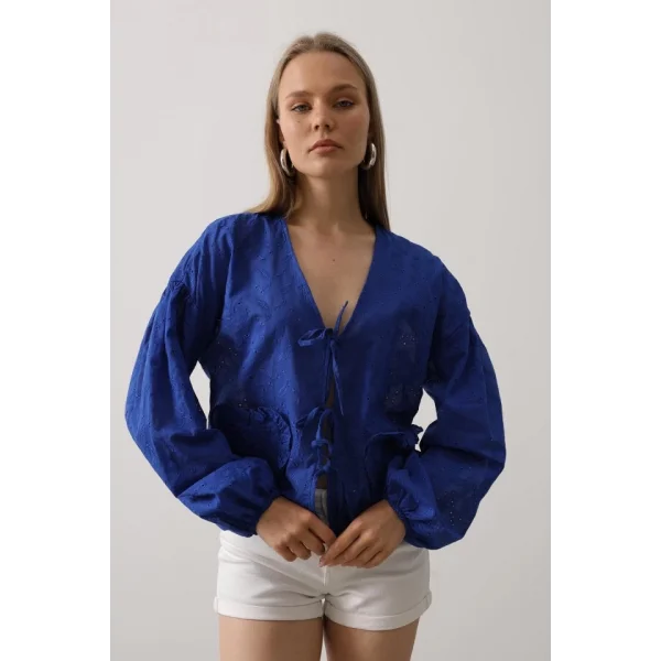 Kalp Detaylı Bağlamalı Brode Bluz - Saks