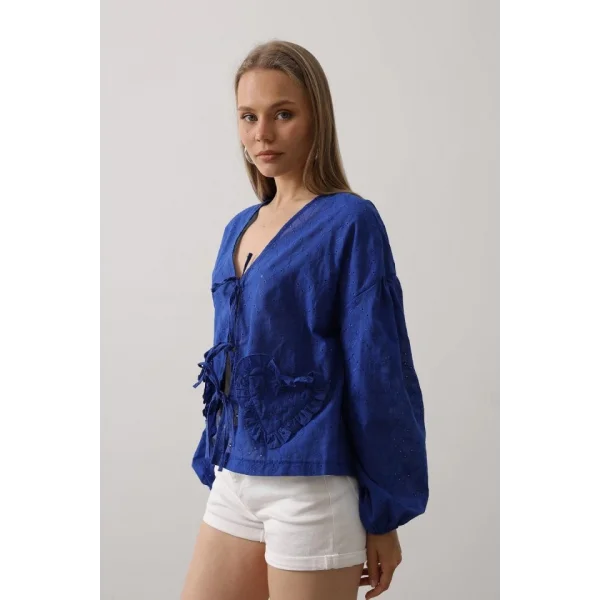 Kalp Detaylı Bağlamalı Brode Bluz - Saks