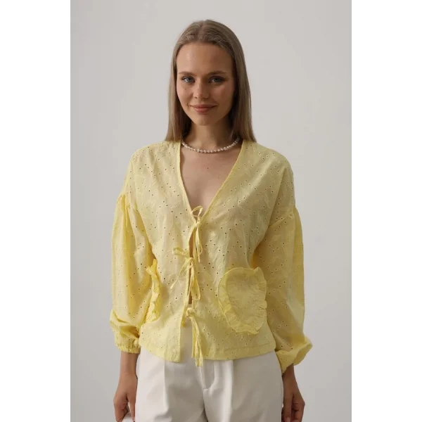 Kalp Detaylı Bağlamalı Brode Bluz - Sarı