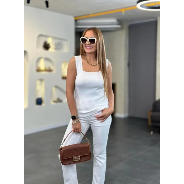 Kare Yaka Kalın Askılı Beyaz Triko Bluz