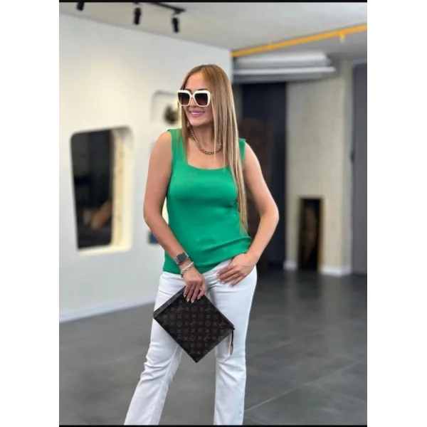 Kare Yaka Kalın Askılı Beyaz Triko Bluz