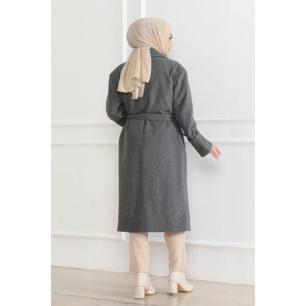 Kaşe Kaban – Uzun Boy Kruvaze Yaka Kuşaklı Tesettür Kaşe Kışlık Kaban, Astarlı Şık Yünlü Dokuma Oversize Rahat Kalıp Cepli Düğmeli Modern Kap Modeli - Gri