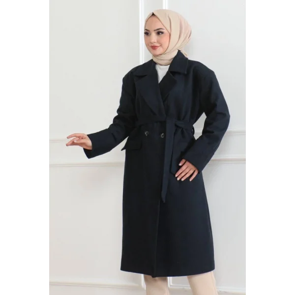 Kaşe Kaban – Uzun Boy Kruvaze Yaka Kuşaklı Tesettür Kaşe Kışlık Kaban, Astarlı Şık Yünlü Dokuma Oversize Rahat Kalıp Cepli Düğmeli Modern Kap Modeli - Lacivert