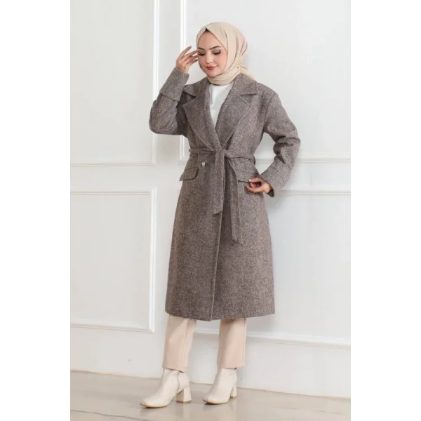 Kaşe Kaban – Uzun Boy Kruvaze Yaka Kuşaklı Tesettür Kaşe Kışlık Kaban, Astarlı Şık Yünlü Dokuma Oversize Rahat Kalıp Cepli Düğmeli Modern Kap Modeli - Vizon