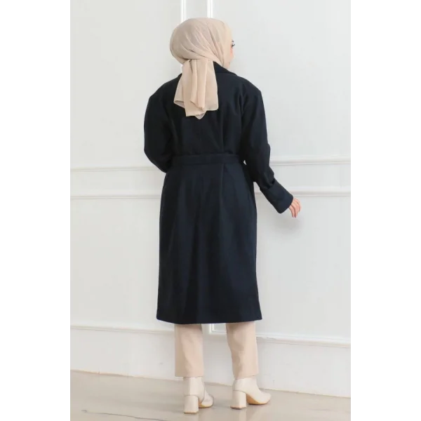 Kaşe Kaban – Uzun Boy Kruvaze Yaka Kuşaklı Tesettür Kaşe Kışlık Kaban, Astarlı Şık Yünlü Dokuma Oversize Rahat Kalıp Cepli Düğmeli Modern Kap Modeli - Lacivert