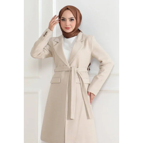 Kaşe Kaban – Uzun Boy Kruvaze Yaka, Kuşaklı Tesettür Kışlık Kaban, Astarlı Şık Yünlü Dokuma Oversize Rahat Kalıp, Cepli Modern Kaşe Mont Modeli - Bej