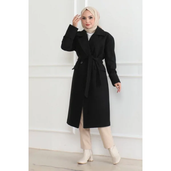Kaşe Kaban – Uzun Boy Kruvaze Yaka, Kuşaklı Tesettür Kışlık Kaban, Astarlı Şık Yünlü Dokuma Oversize Rahat Kalıp, Cepli Modern Kaşe Mont Modeli - Siyah