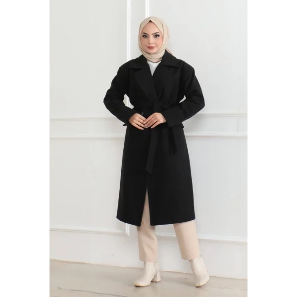 Kaşe Kaban – Uzun Boy Kruvaze Yaka, Kuşaklı Tesettür Kışlık Kaban, Astarlı Şık Yünlü Dokuma Oversize Rahat Kalıp, Cepli Modern Kaşe Mont Modeli - Siyah