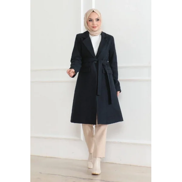 Kaşe Kaban – Uzun Boy Kruvaze Yaka, Kuşaklı Tesettür Kışlık Kaban, Astarlı Şık Yünlü Dokuma Oversize Rahat Kalıp, Cepli Modern Kaşe Mont Modeli - Lacivert