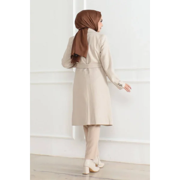 Kaşe Kaban – Uzun Boy Kruvaze Yaka, Kuşaklı Tesettür Kışlık Kaban, Astarlı Şık Yünlü Dokuma Oversize Rahat Kalıp, Cepli Modern Kaşe Mont Modeli - Bej