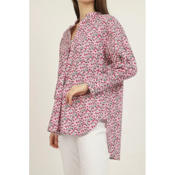 Kırmızı V Yakalı Ve Desenli Gömlek