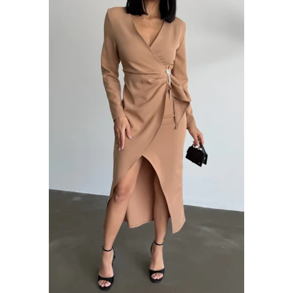 KRUVAZE BROŞ DETAYLI ELBİSE - Bej