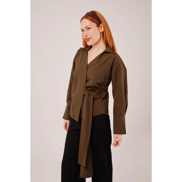 Kruvaze Yaka Yandan Bağlama Detaylı Kahverengi Gömlek