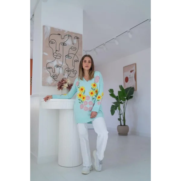 Mavi Çiçek Nakışlı Kazak