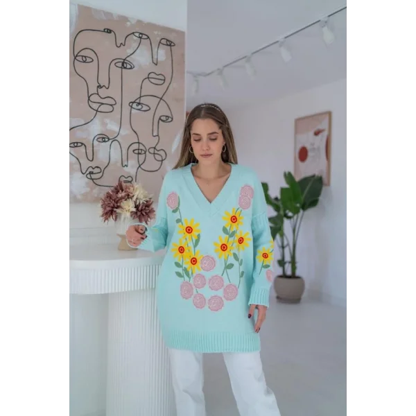 Mavi Çiçek Nakışlı Kazak