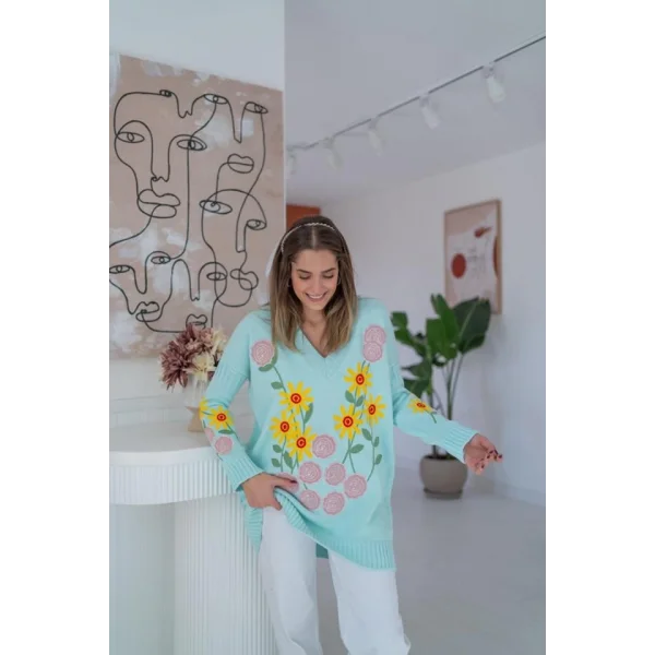 Mavi Çiçek Nakışlı Kazak