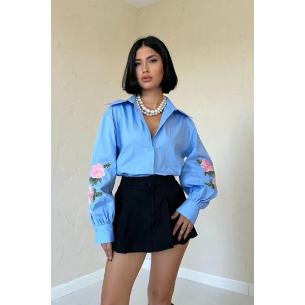 Mavi Kollarında Gül Nakışlı Gömlek