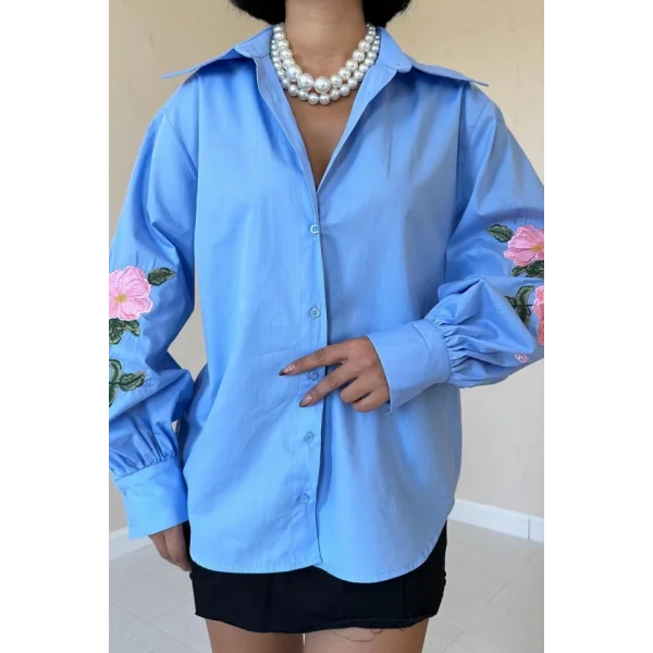 Mavi Kollarında Gül Nakışlı Gömlek