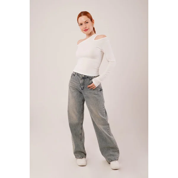 Omuz Dekolte Detaylı Beyaz Bluz