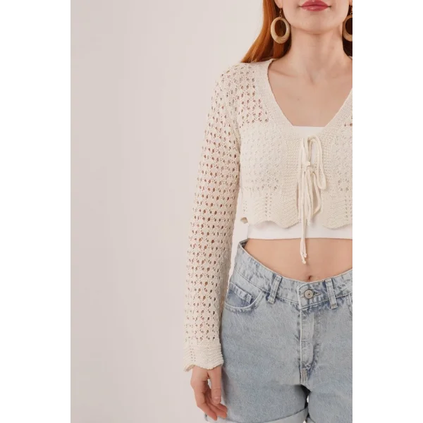 Ön Bağlamalı Ajurlu Crop Krem Hırka