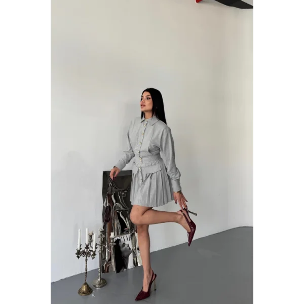 ÖNDEN GOLD DÜĞMELİ PİLELİ KISA ELBİSE - Gri