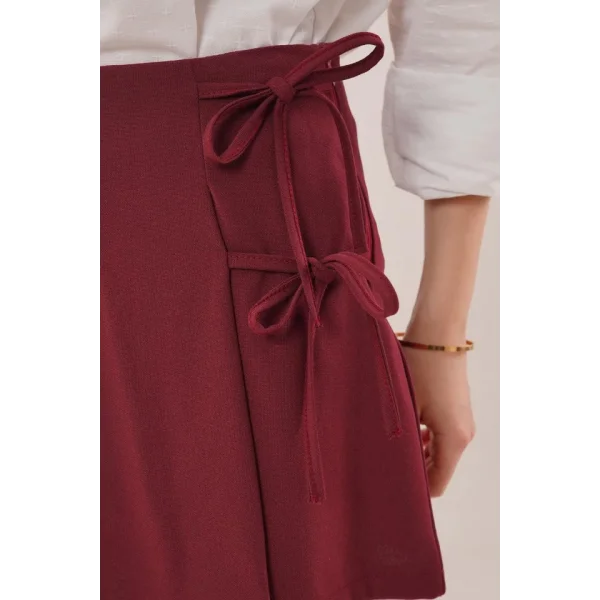 Önü Piliseli Yandan Bağlama Detaylı Bordo ini Şort Etek