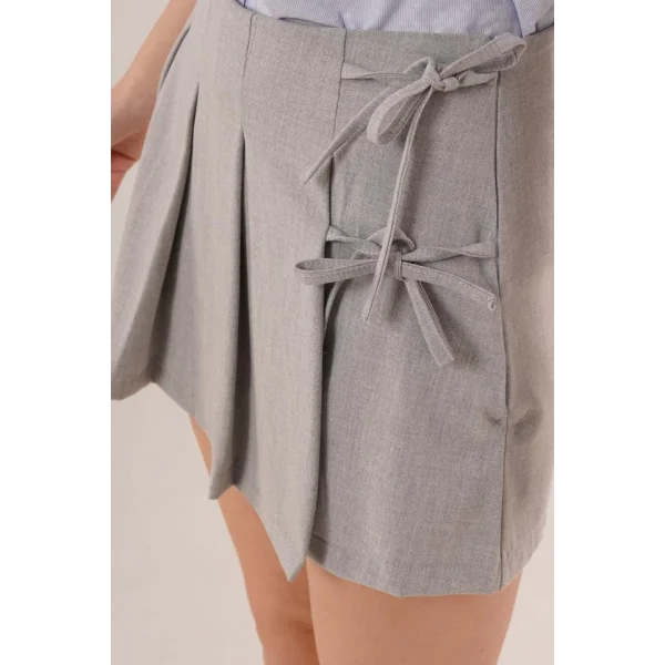 Önü Piliseli Yandan Bağlama Detaylı Gri ini Şort Etek