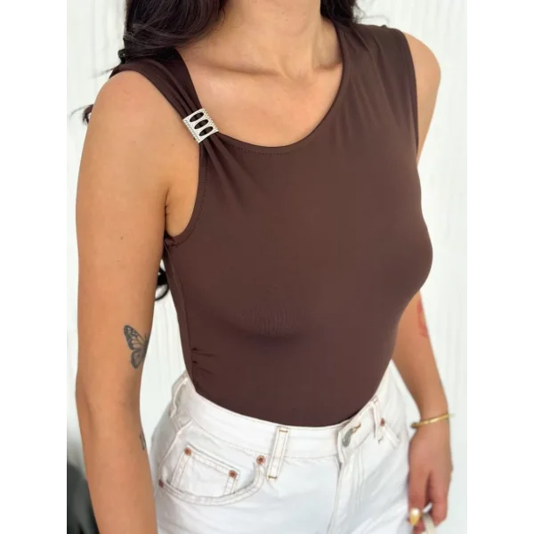 Osy Modal Yumuşak Dokulu Kumaş Bisiklet Yaka Kadın Sıfır Kol Bluz Omuz Toka Aksesuar Detaylı - Kahverengi