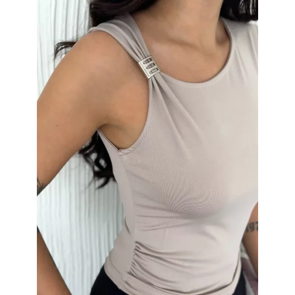 Osy Modal Yumuşak Dokulu Kumaş Bisiklet Yaka Kadın Sıfır Kol Bluz Omuz Toka Aksesuar Detaylı - Bej