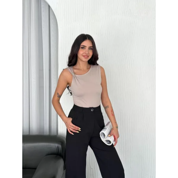 Osy Modal Yumuşak Dokulu Kumaş Bisiklet Yaka Kadın Sıfır Kol Bluz Omuz Toka Aksesuar Detaylı - Bej