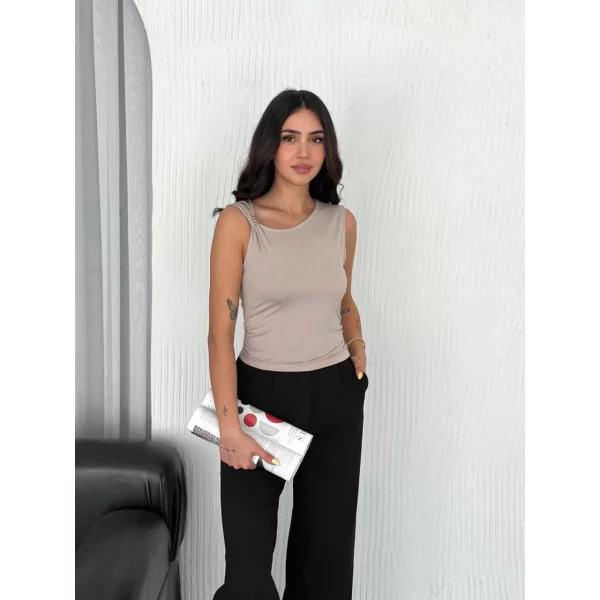 Osy Modal Yumuşak Dokulu Kumaş Bisiklet Yaka Kadın Sıfır Kol Bluz Omuz Toka Aksesuar Detaylı - Bej