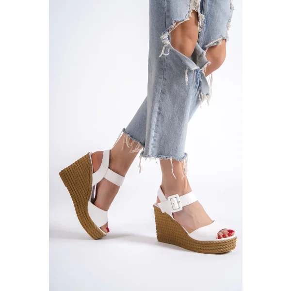 PERLA Tokalı Lastikli Dolgu Topuklu Ortopedik Taban Hasır Görünümlü Kadın Sandalet CKT - Beyaz