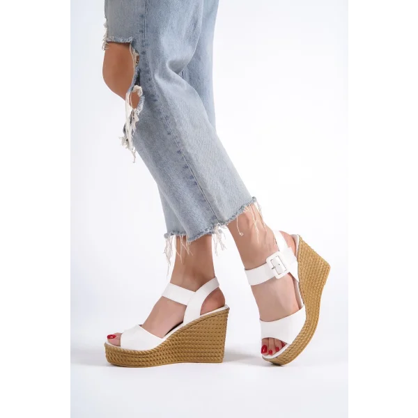 PERLA Tokalı Lastikli Dolgu Topuklu Ortopedik Taban Hasır Görünümlü Kadın Sandalet CKT - Beyaz