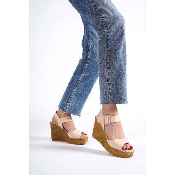 PERLA Tokalı Lastikli Dolgu Topuklu Ortopedik Taban Hasır Görünümlü Kadın Sandalet CKT - Ten