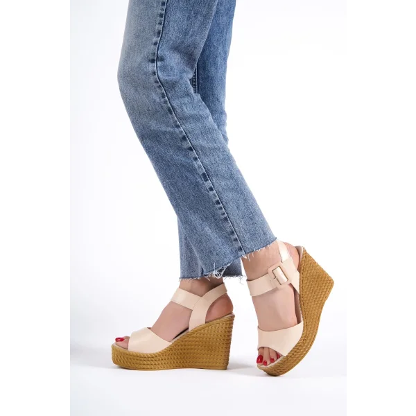 PERLA Tokalı Lastikli Dolgu Topuklu Ortopedik Taban Hasır Görünümlü Kadın Sandalet CKT - Ten